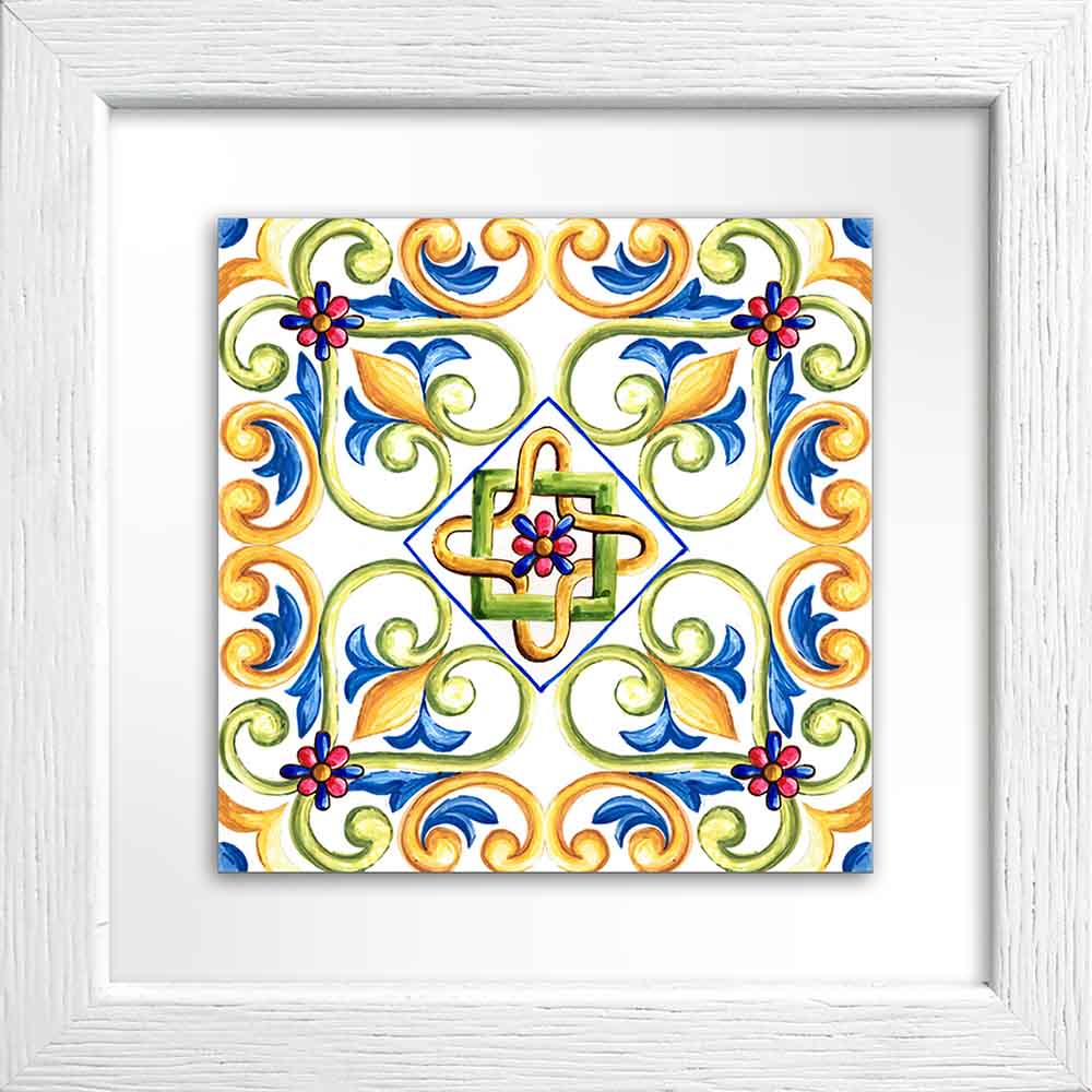 Quadretto in ceramica con motivi maiolica nei toni giallo e verde, decoro floreale dal gusto mediterraneo.