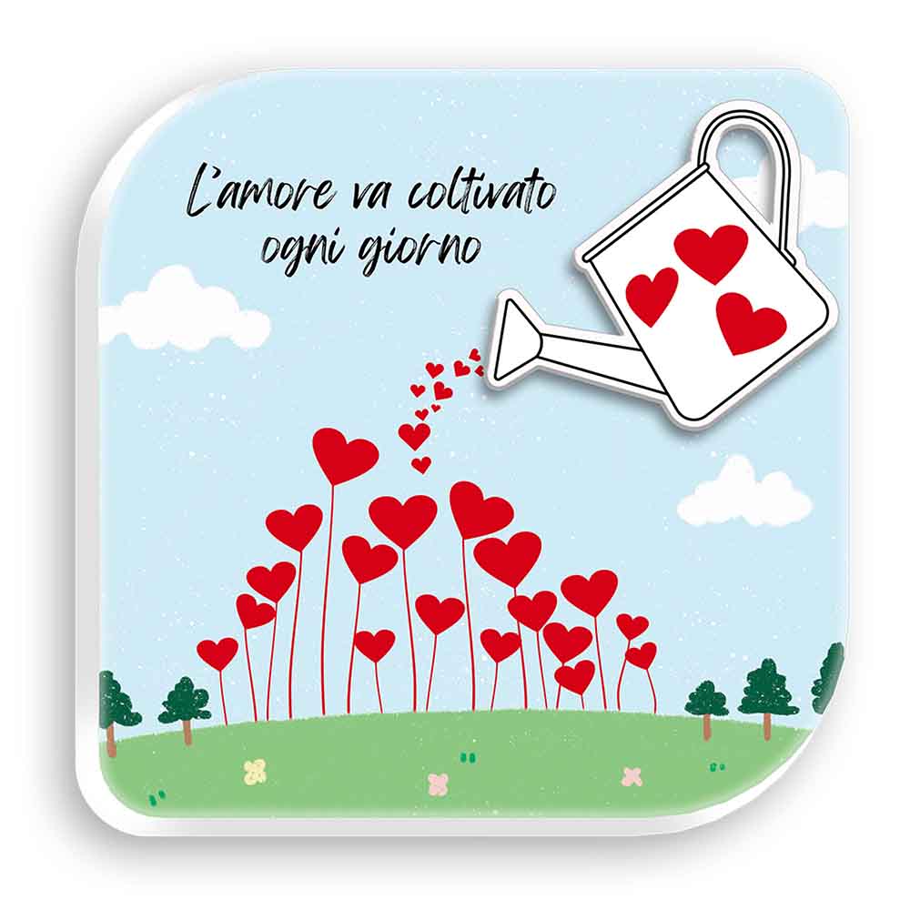 Quadretto in legno con annaffiatoio in rilievo che spruzza cuori rossi su steli a forma di fiori, con scritta "L’amore va coltivato ogni giorno".