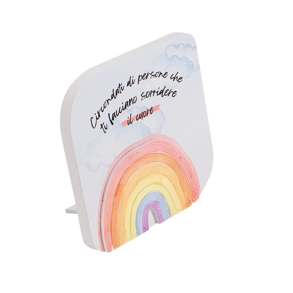 Decorazione in legno con base d’appoggio, vista laterale dell’arcobaleno in rilievo con texture multistrato e frase motivazionale.