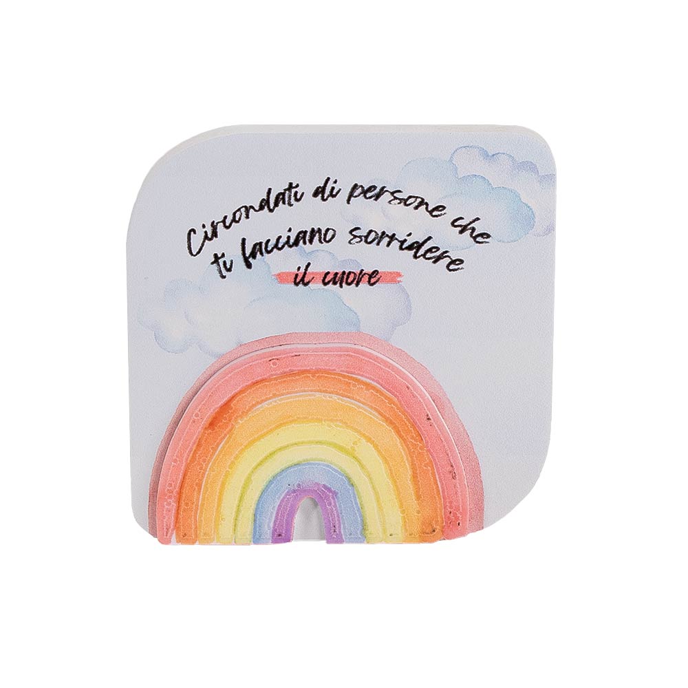 Quadretto in legno con arcobaleno multicolore in rilievo su sfondo con nuvole e scritta “Circondati di persone che ti fanno sorridere il cuore”.