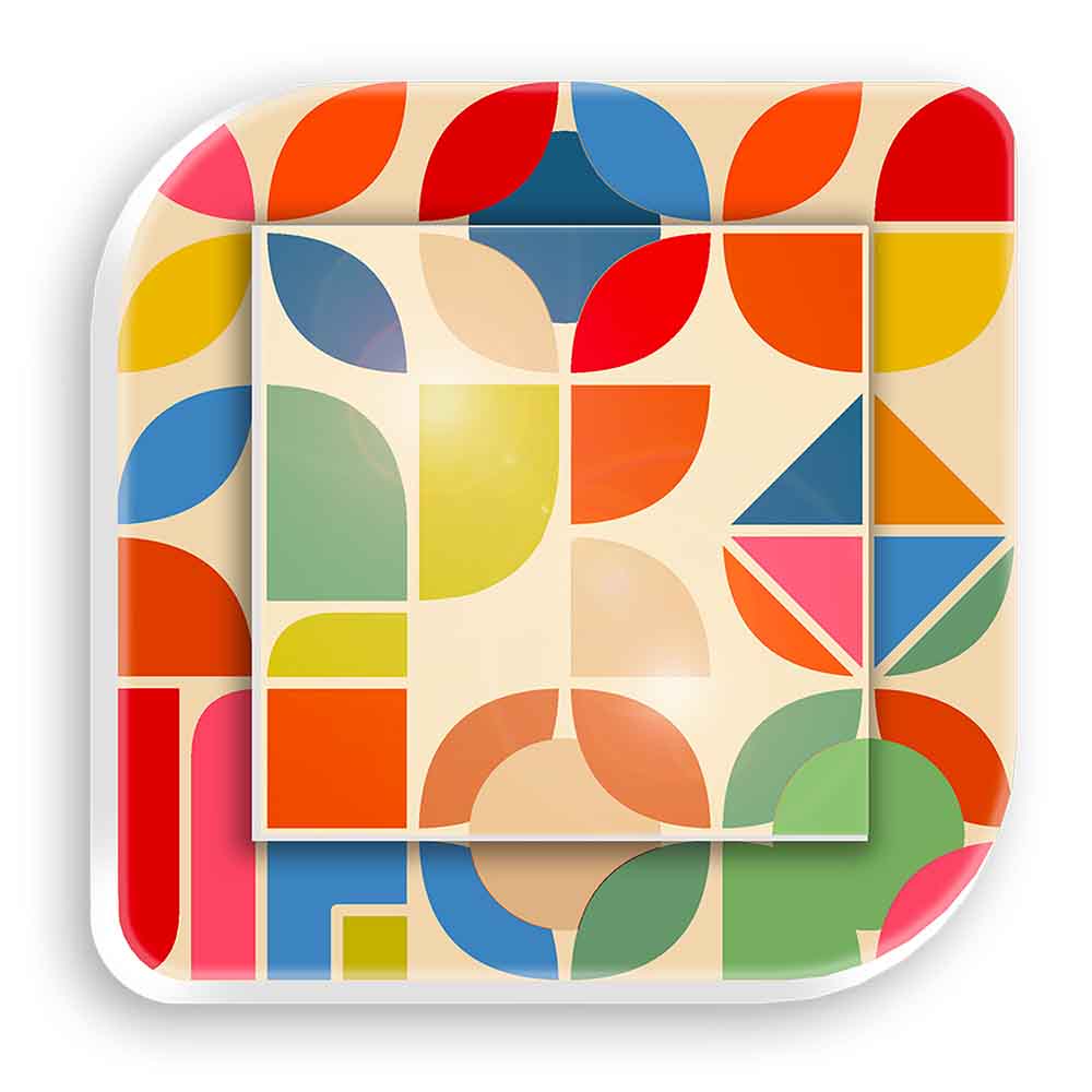 Quadretto in legno con motivo geometrico astratto, forme semicircolari e angolari in rosso, blu, verde e arancione su sfondo beige, stile vivace.