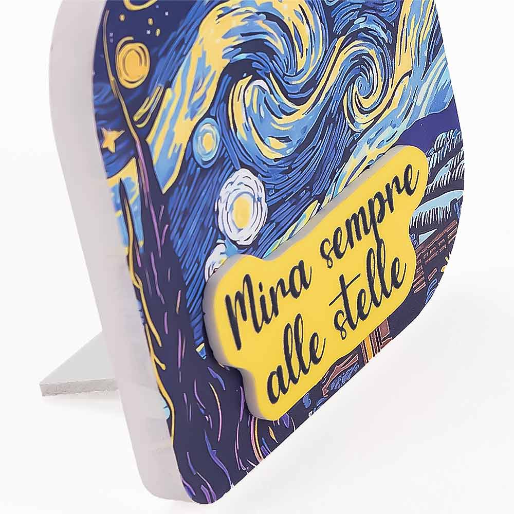 Dettaglio del quadretto in legno con frase in rilievo su sfondo stellato, mostra la profondità e la texture della parte testuale decorativa.