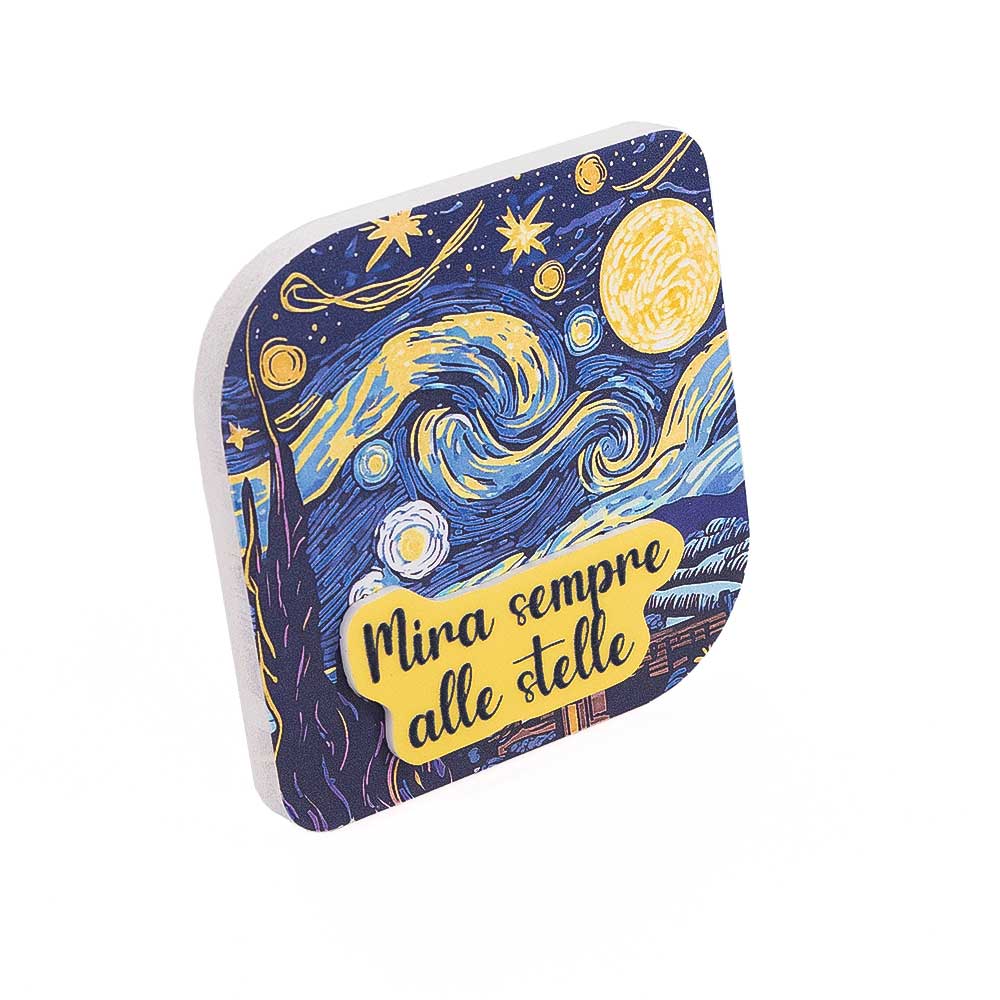 Decorazione in legno con base d’appoggio, vista laterale che mette in evidenza la frase in rilievo e la stampa vivace ispirata a Van Gogh.