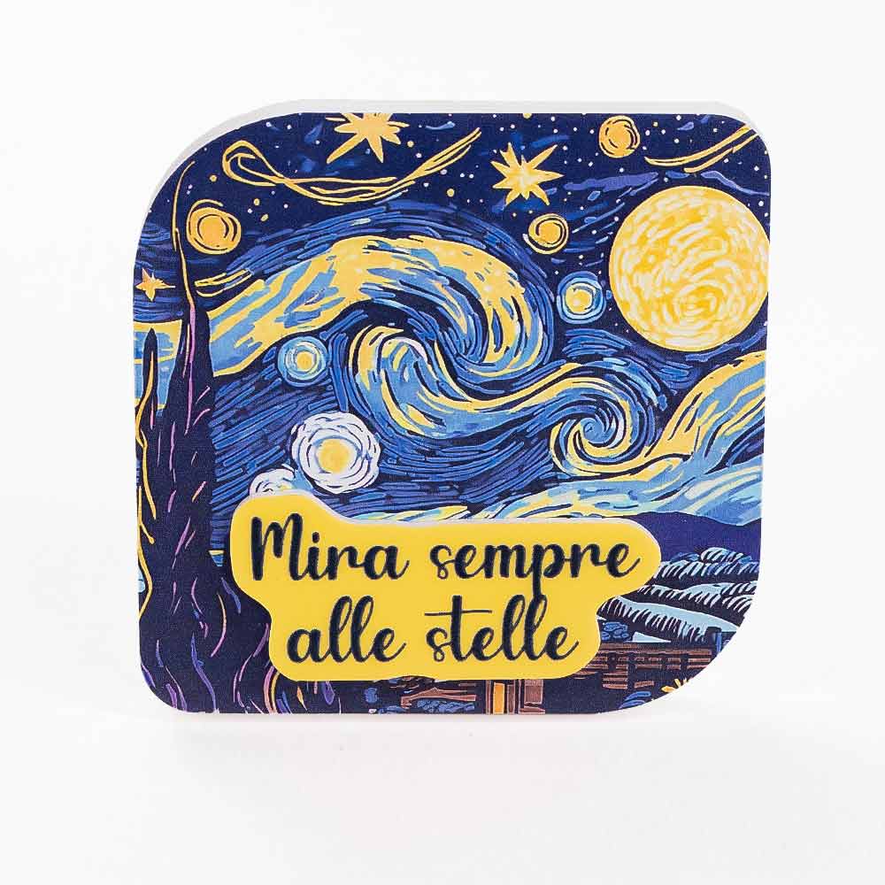 Quadretto in legno con grafica ispirata a “La Notte Stellata” e scritta gialla in rilievo “Mira sempre alle stelle”, su base a sfondo blu notte.