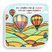 Quadretto in legno con illustrazione di una mongolfiera colorata che vola tra le nuvole, simbolo di libertà e sogni.