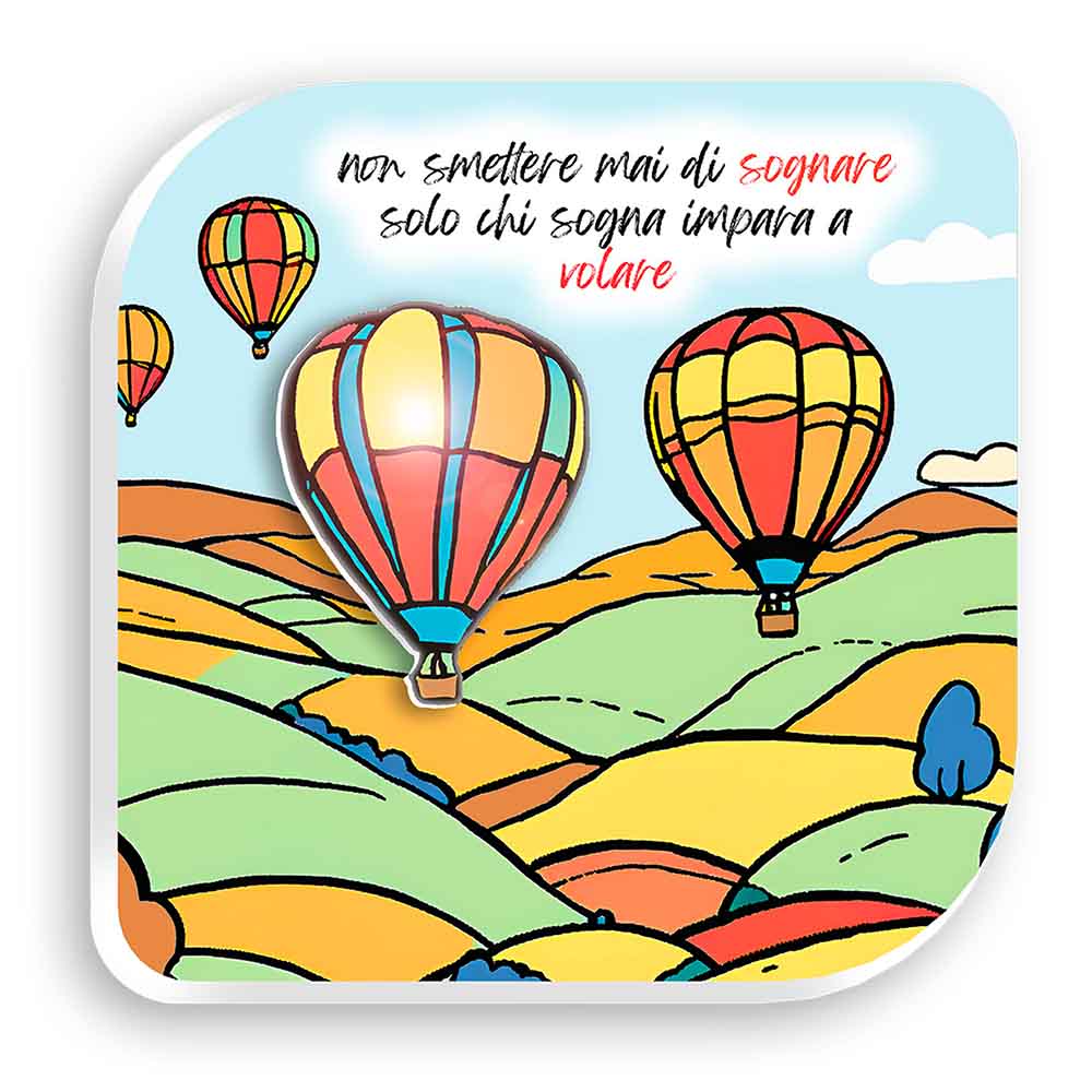 Quadretto in legno con illustrazione di una mongolfiera colorata che vola tra le nuvole, simbolo di libertà e sogni.