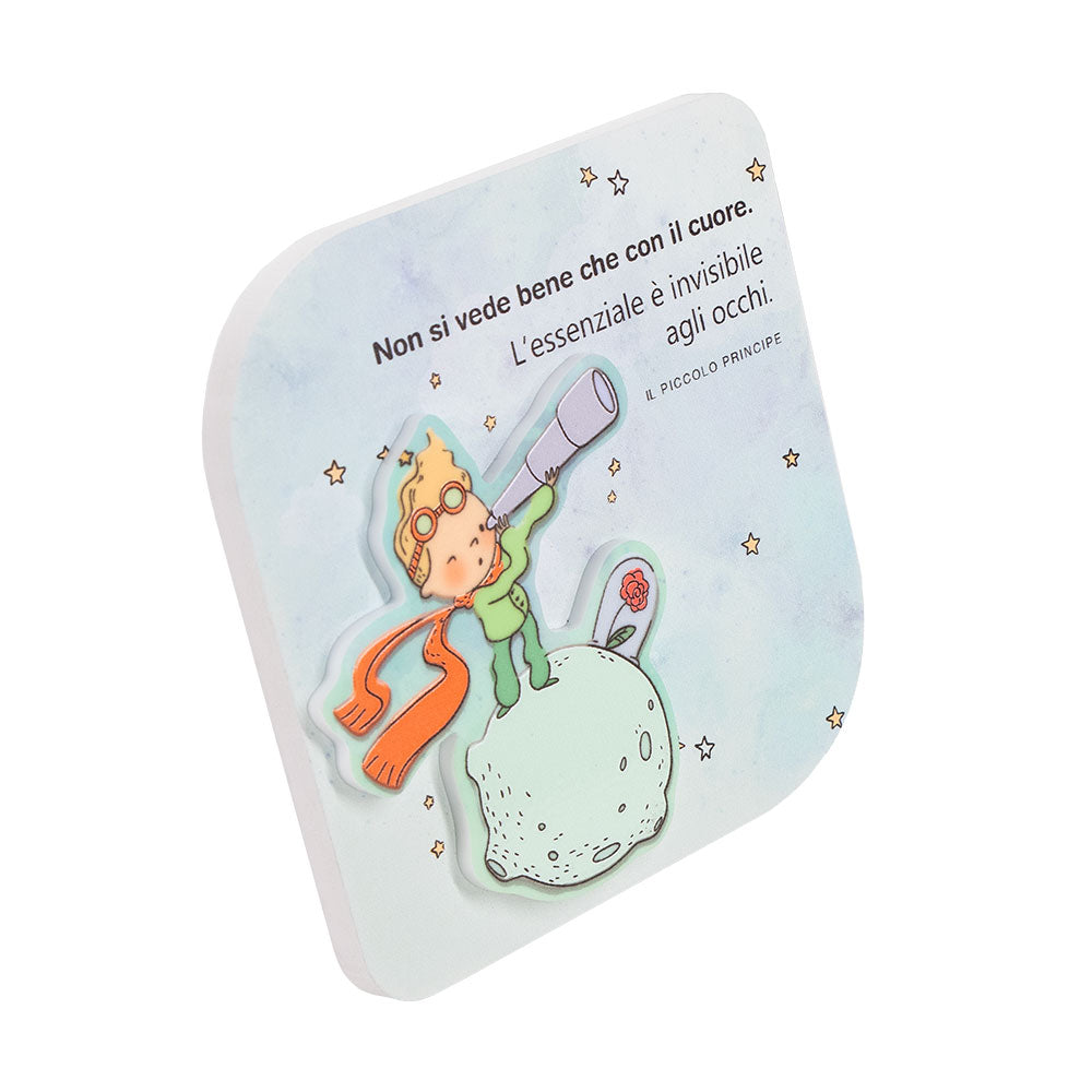 Vista laterale di decorazione in legno con supporto, mostra il rilievo del personaggio e la citazione celebre su sfondo azzurro costellato.