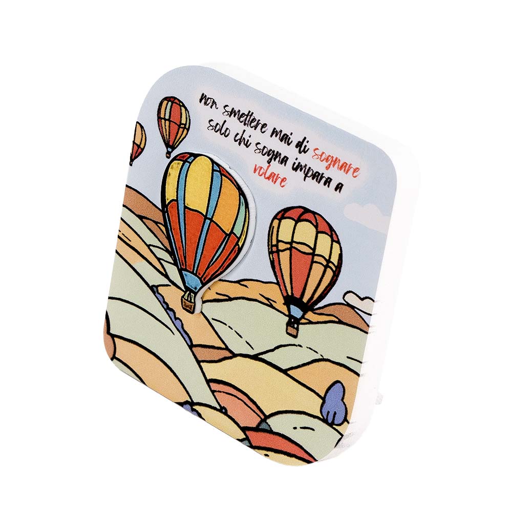 Vista laterale di decorazione in legno con frase ispirazionale e mongolfiere in rilievo, dotata di supporto posteriore per esposizione verticale.