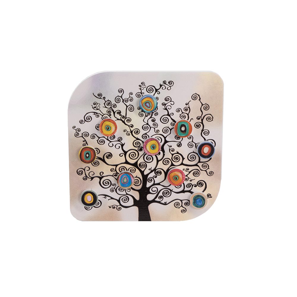 Quadretto in legno decorativo con albero ornamentale a spirali nere e cerchi colorati in rilievo, ispirato a Klimt, su sfondo sfumato beige.