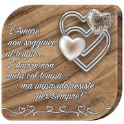 Quadretto in legno d'ulivo con un romantico motivo di cuori, simbolo di amore e affetto duraturo.