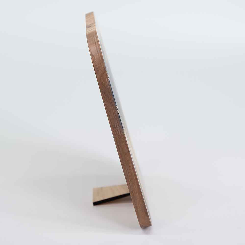 Vista laterale di un quadretto in legno d'ulivo di grandi dimensioni, mostrando lo spessore e la lavorazione dei bordi.