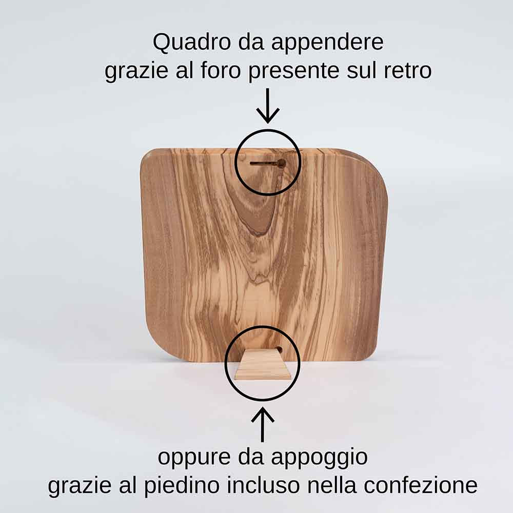 Indicazioni per l'uso di un quadretto in legno d'ulivo: può essere appeso tramite foro o appoggiato con il piedino incluso.