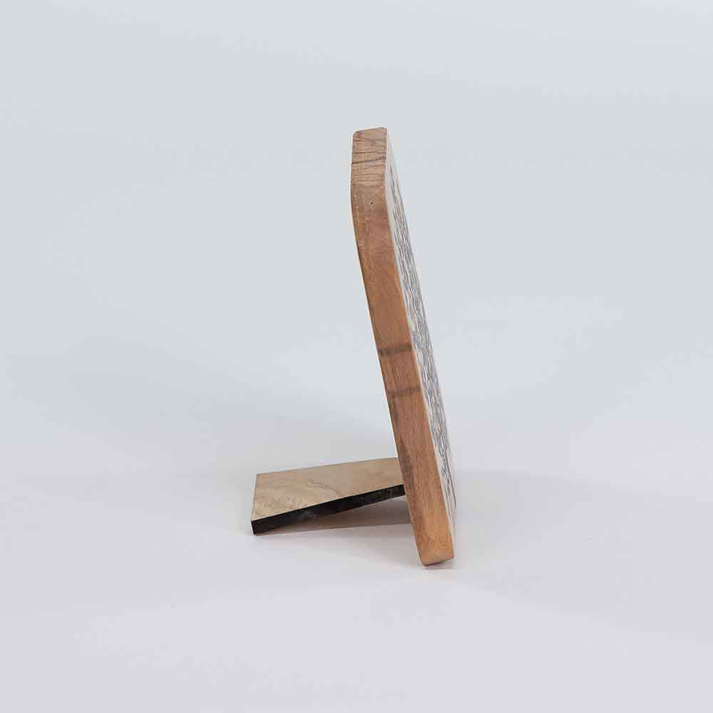 Vista laterale di un quadretto in legno d'ulivo, che evidenzia il bordo spesso e la qualità artigianale.