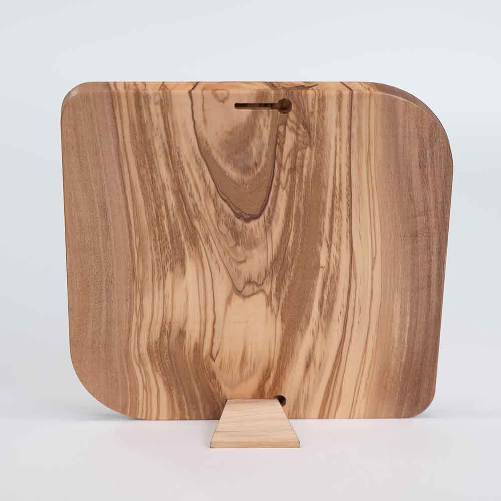 Retro di un quadretto in legno d'ulivo, con finitura naturale, predisposizione per il fissaggio a parete ed eventuale piedino per poggiarlo.