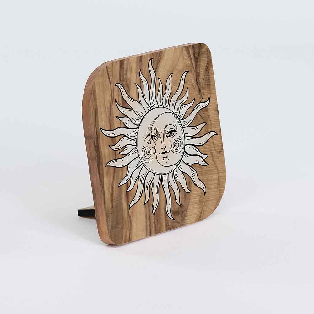 Vista laterale di un quadretto in legno d'ulivo con illustrazione del Sole e della Luna, simbolo di equilibrio e armonia.
