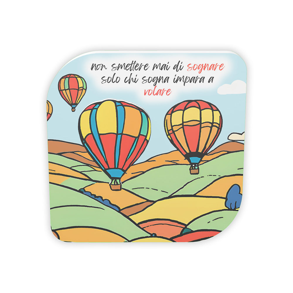 Quadretto in legno con illustrazione di una mongolfiera colorata che vola tra le nuvole, simbolo di libertà e sogni.