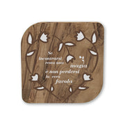 Quadretto legno ulivo con cuore formato da rami fioriti e tulipani bianchi, frase romantica "Se incontrarsi resta una magia è non perdersi la vera favola"