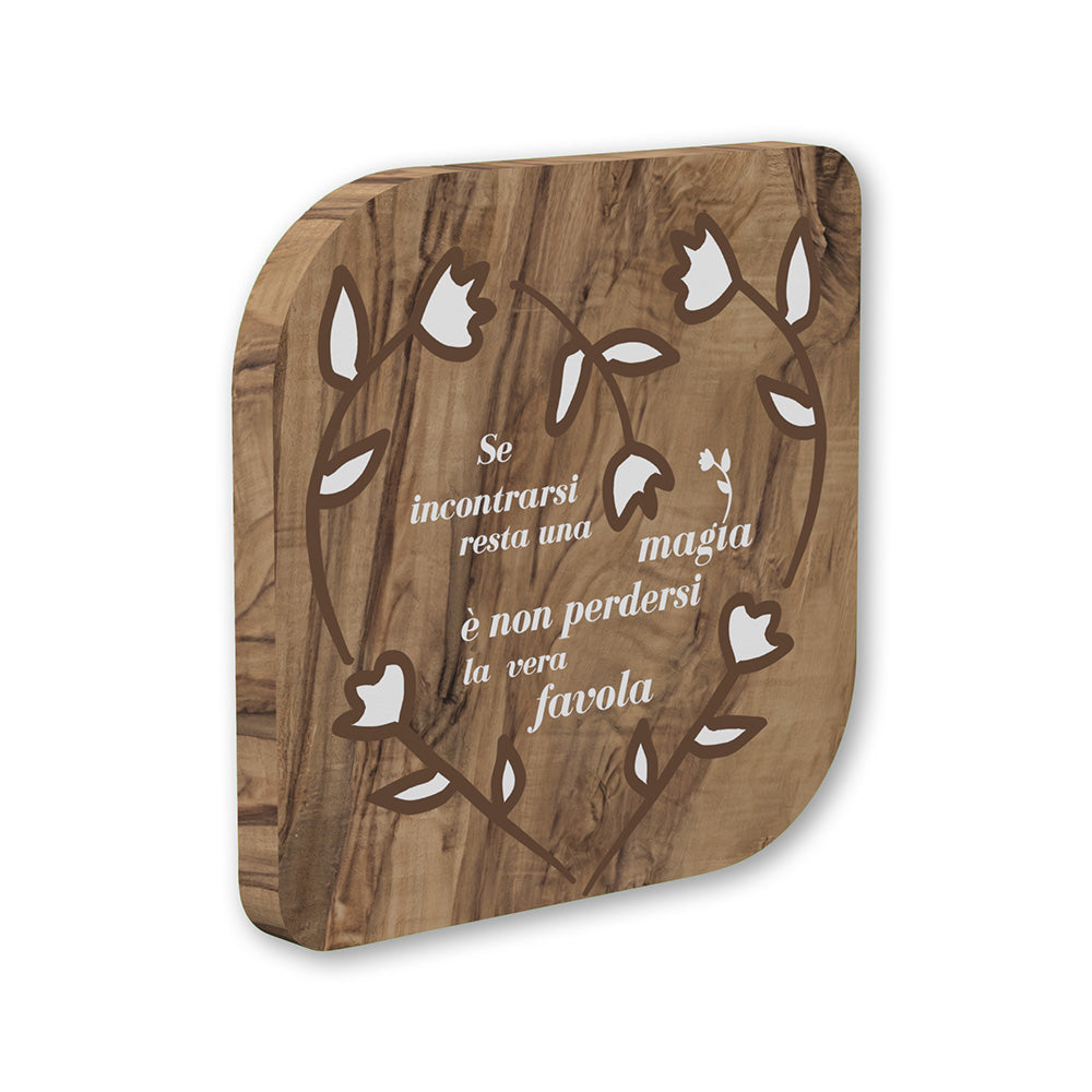 Vista laterale quadretto legno ulivo con decorazione cuore floreale, tulipani e foglie bianche, al suo interno una frase romantica