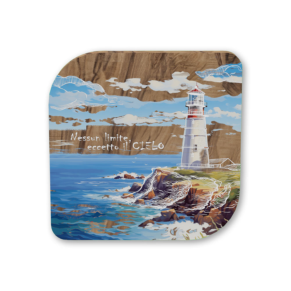 Vista laterale quadretto legno ulivo con illustrazione faro costiero colorato, mare azzurro, rocce e cielo nuvoloso, frase motivazionale
