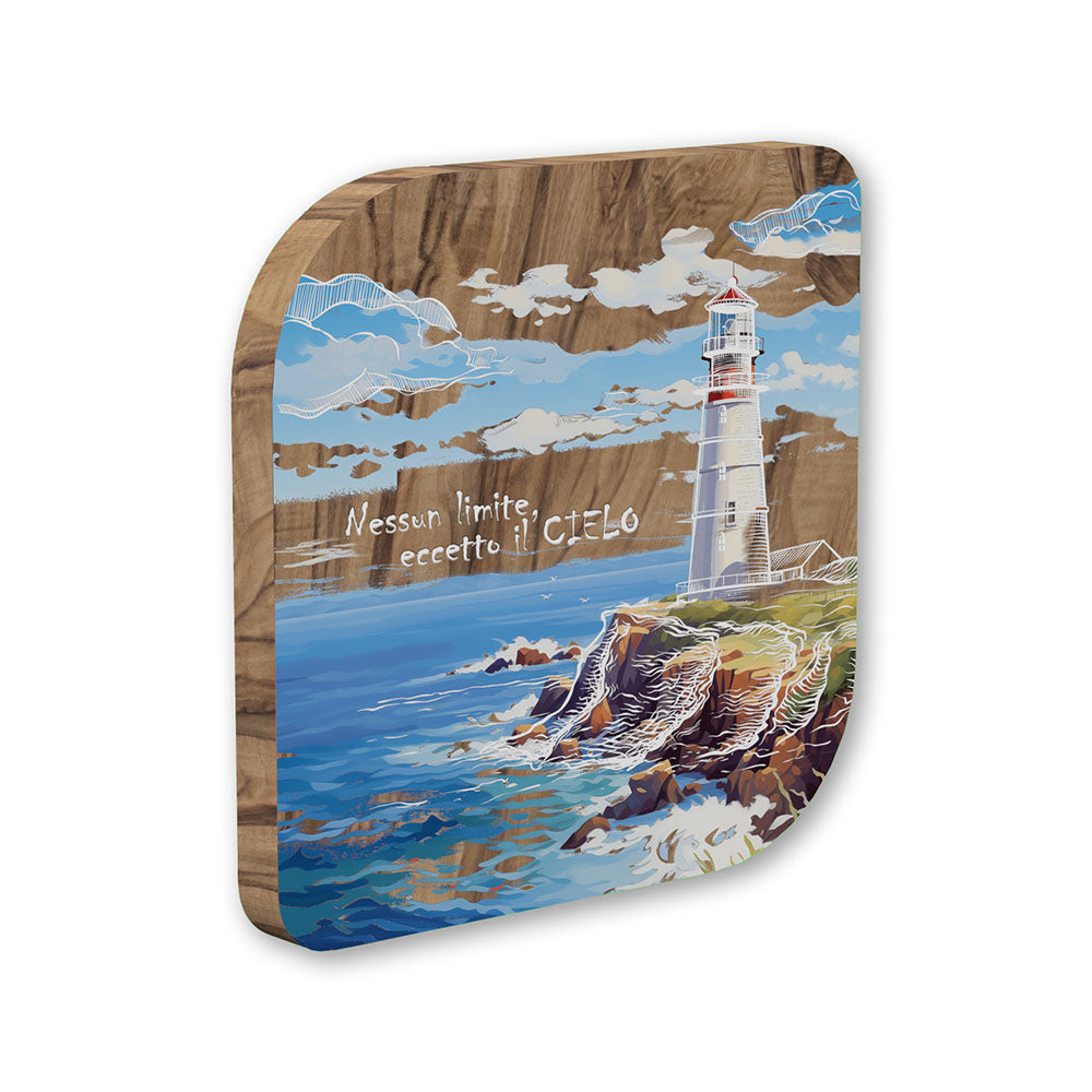 Quadretto legno ulivo con faro sul mare dipinto a colori vivaci, scogliere, onde blu, nuvole bianche e scritta "Nessun limite, eccetto il CIELO"
