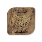 Quadretto legno ulivo con albero a forma di cuore, foglie dorate e argentate, frase "Dona a chi ami ali per volare e radici per restare"