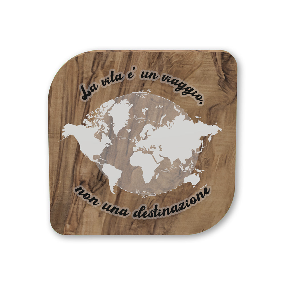 Vista laterale quadretto legno ulivo con globo terrestre bianco e scritta curva "La vita è un viaggio, non una destinazione"