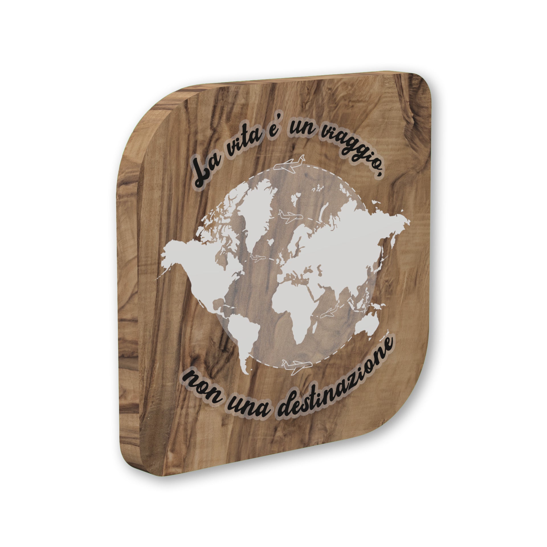 Quadretto in legno di ulivo con mappamondo bianco e frase "La vita è un viaggio, non una destinazione", aeroplanini che viaggiano