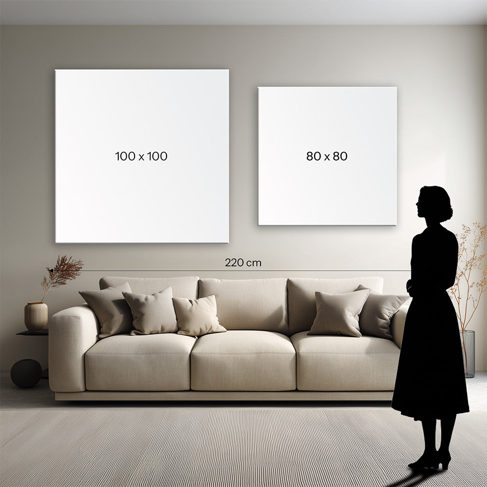 Visualizzazione delle dimensioni di due quadri (100×100 e 80×80 cm) sopra un divano da 220 cm per mostrare l’effetto delle misure in un ambiente domestico.