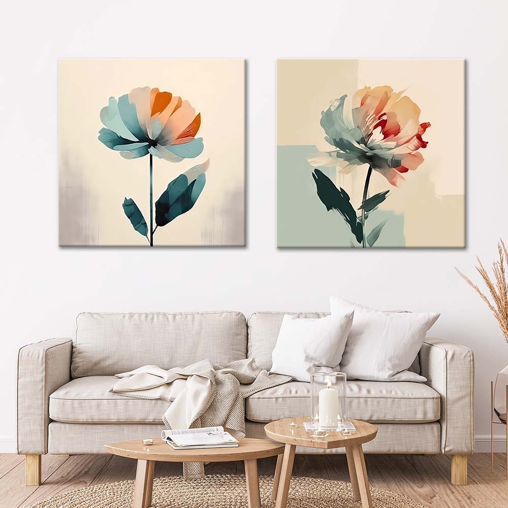 Soggiorno chiaro con divano beige; sulla parete due quadri su tela con fiori astratti in toni blu, verde acqua e arancione, stile moderno ed elegante.