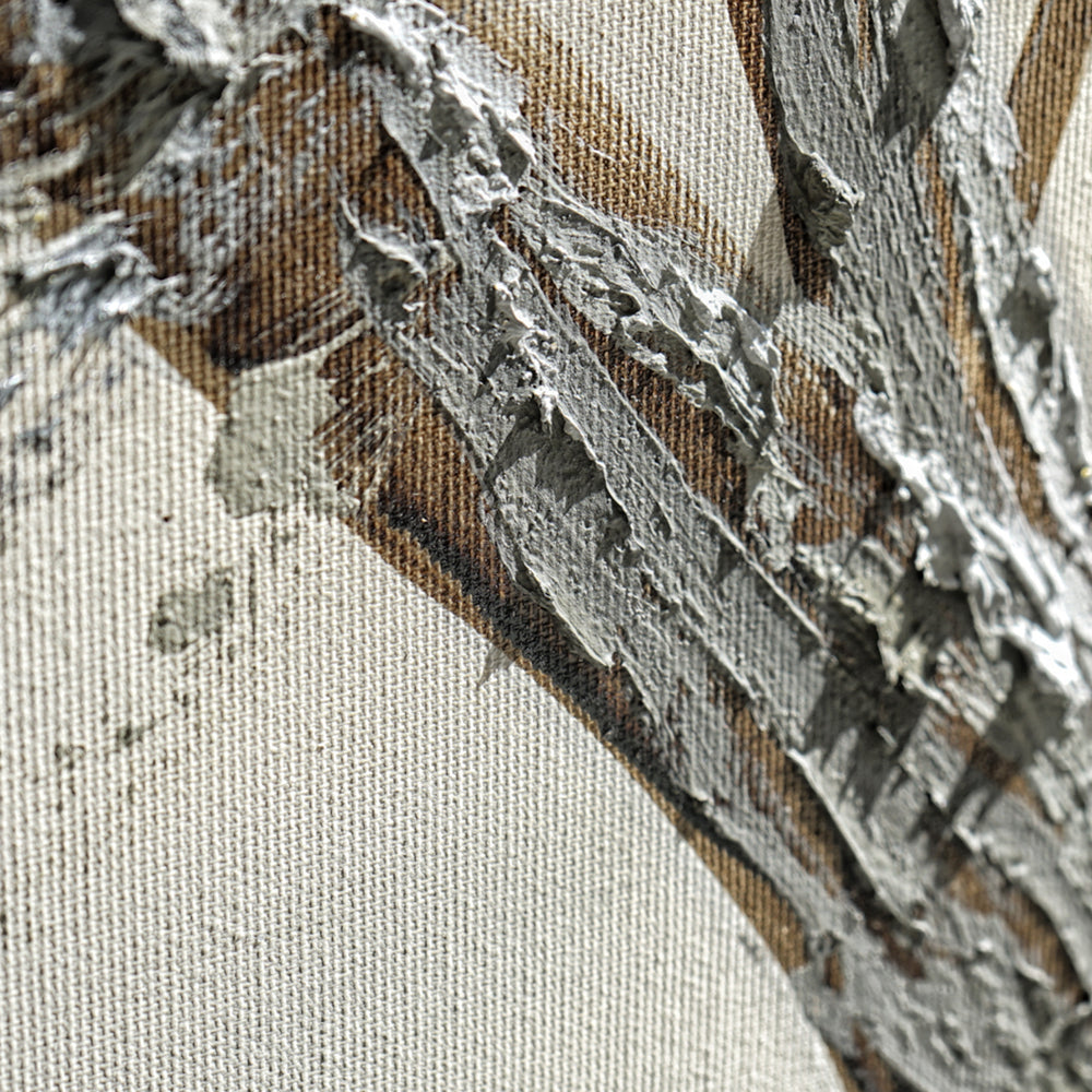 Dettaglio della pittura materica del quadro Albero Grey Glitter dipinto a mano.