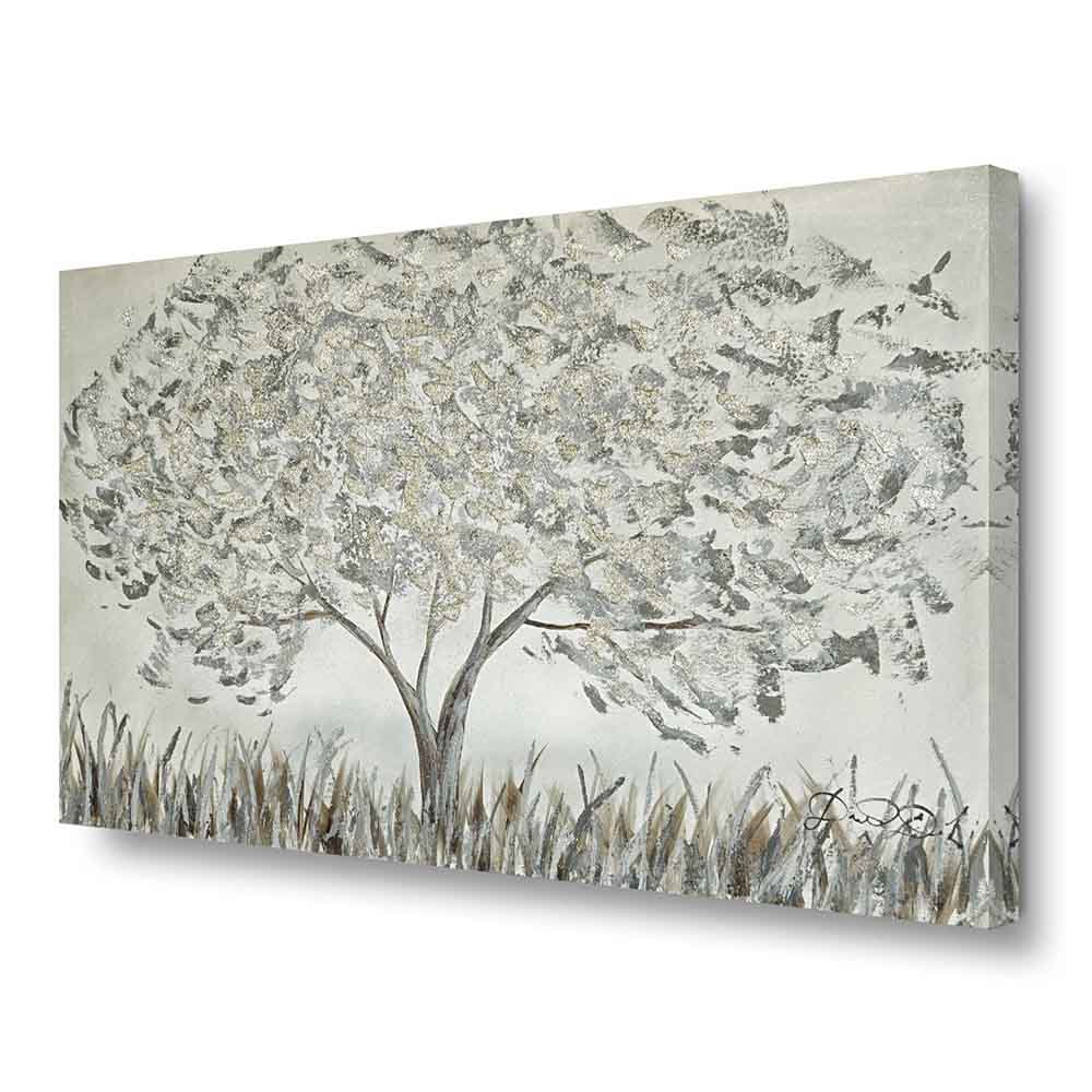 Quadro dipinto a mano con albero in tonalità grigie e argentate, chioma densa e luminosa su prato stilizzato, effetto materico su sfondo chiaro.