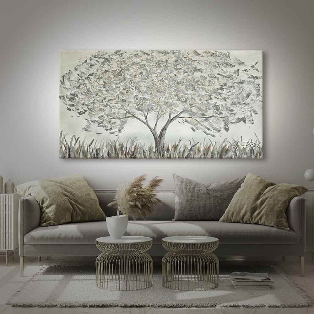 Quadro dipinto a mano con albero grigio-argento dalla chioma fitta e scintillante, dalle tonalità neutre e luminose. Posizionato in un salotto.