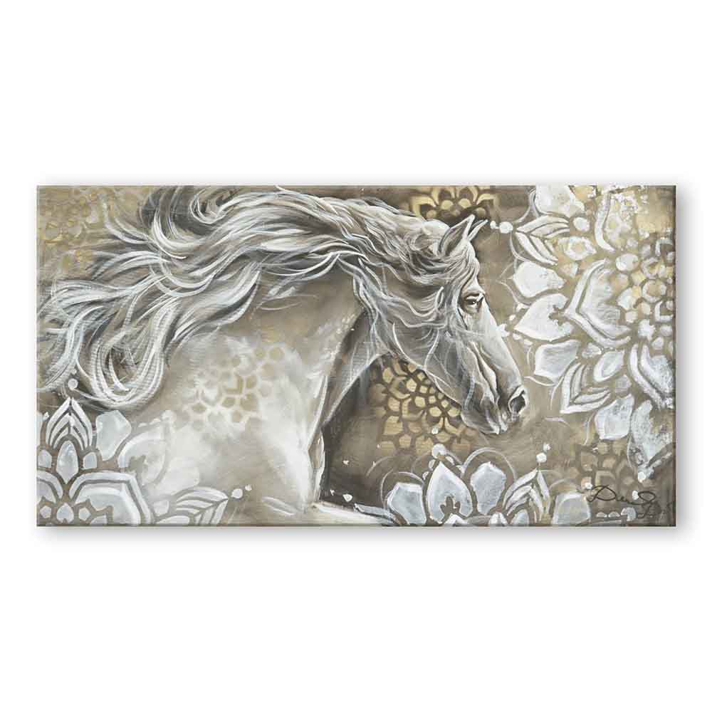 Quadro dipinto a mano con cavallo bianco dalla criniera fluente su sfondo decorativo floreale beige e oro, stile elegante e raffinato.