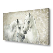 Quadro dipinto a mano con due cavalli bianchi su sfondo beige decorato con dettagli materici, espressioni dolci e realistiche.