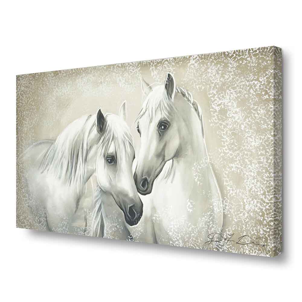 Quadro dipinto a mano con due cavalli bianchi su sfondo beige decorato con dettagli materici, espressioni dolci e realistiche.