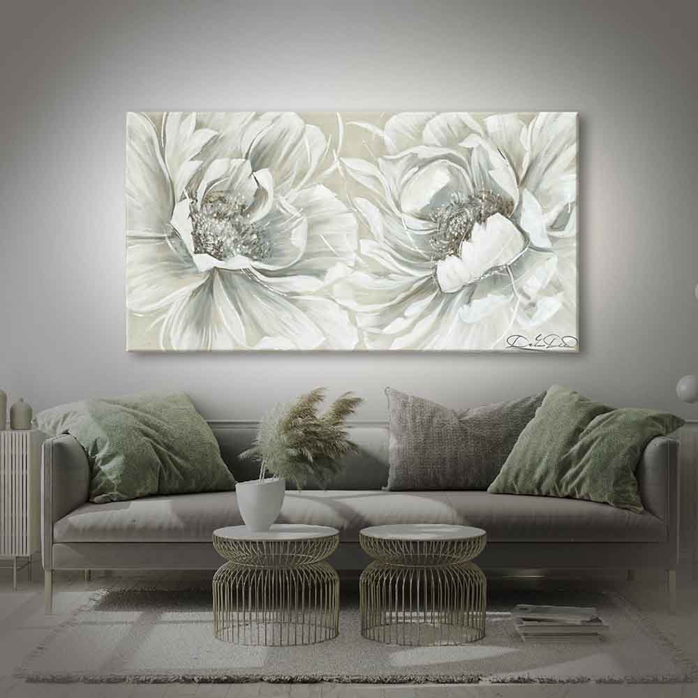 Quadro dipinto a mano con due grandi peonie bianche su sfondo beige, dettagli realistici e pennellate delicate per un effetto raffinato.
