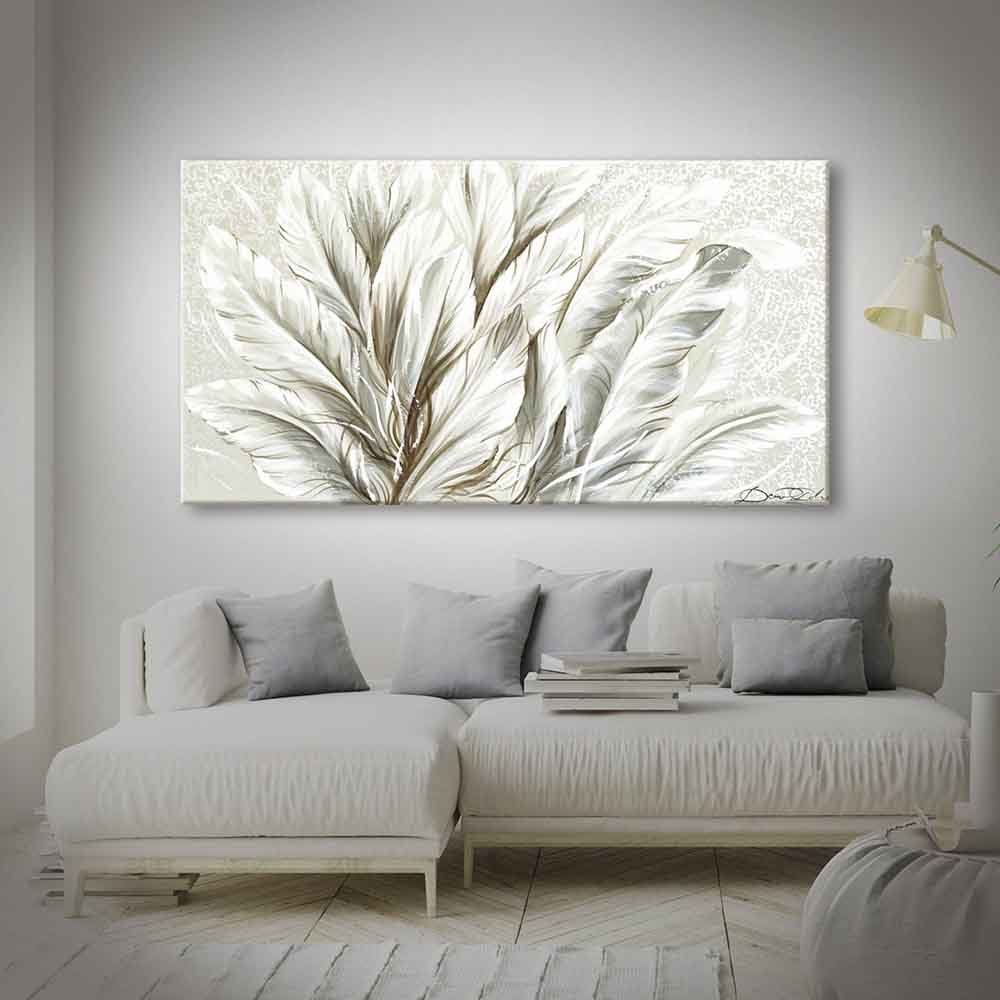 Quadro dipinto a mano con piume dai toni bianchi, dettagli raffinati e giochi di luce per un tocco etereo ed elegante.