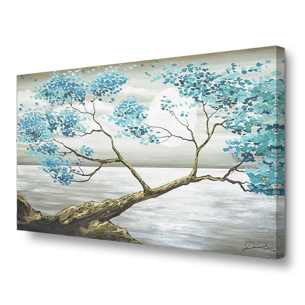 Quadro dipinto a mano con albero dai fiori azzurri, vista laterale che esalta i dettagli del paesaggio lacustre illuminato dalla luna.