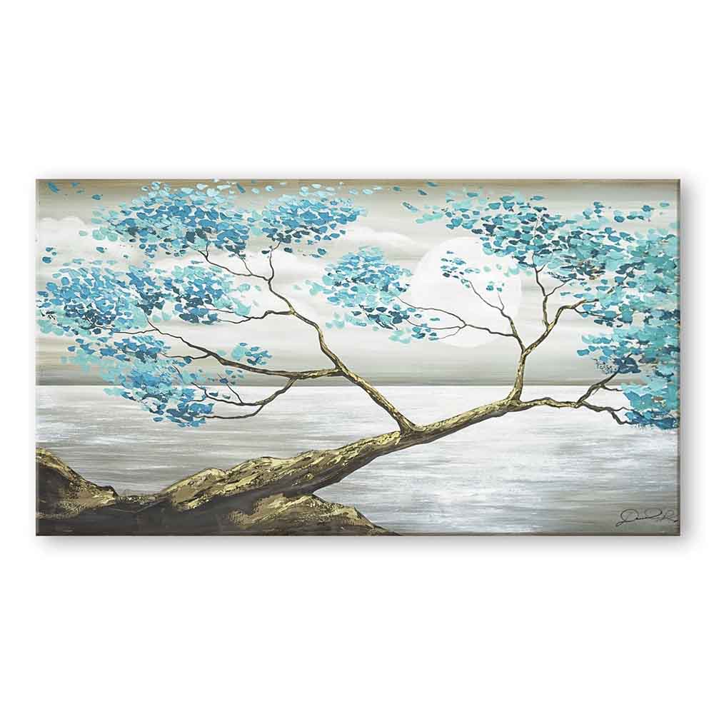 Quadro dipinto a mano con ramo sinuoso e fiori azzurri, sfondo lunare e acqua riflettente, creando una scena armoniosa e rilassante.