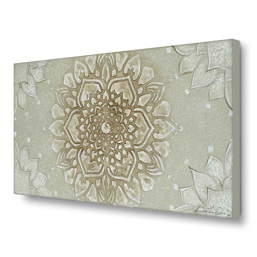 Quadro dipinto a mano con mandala al centro, visto di lato, con dettagli floreali e motivi concentrici, adatto per ambienti rustici ed eleganti.