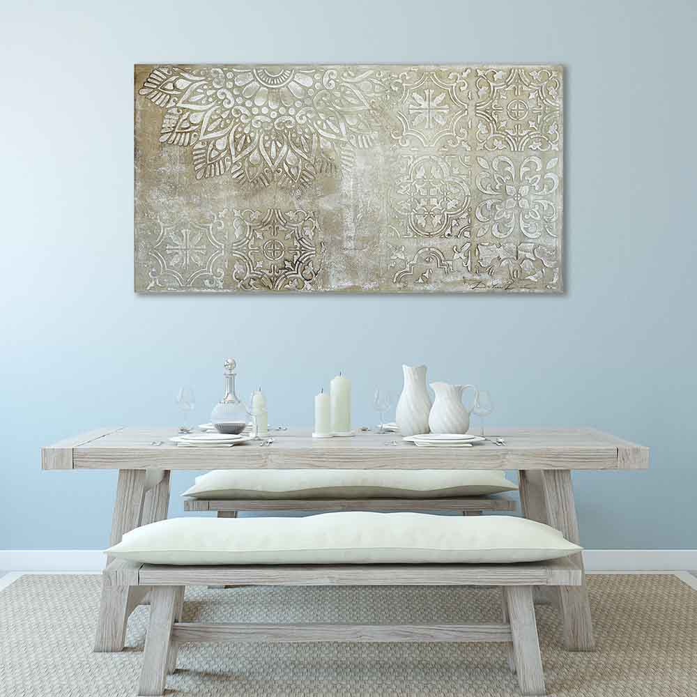 Quadro dipinto a mano con mandala marrone in una cucina moderna, creando un contrasto raffinato con gli arredi chiari e uno sfondo accogliente.