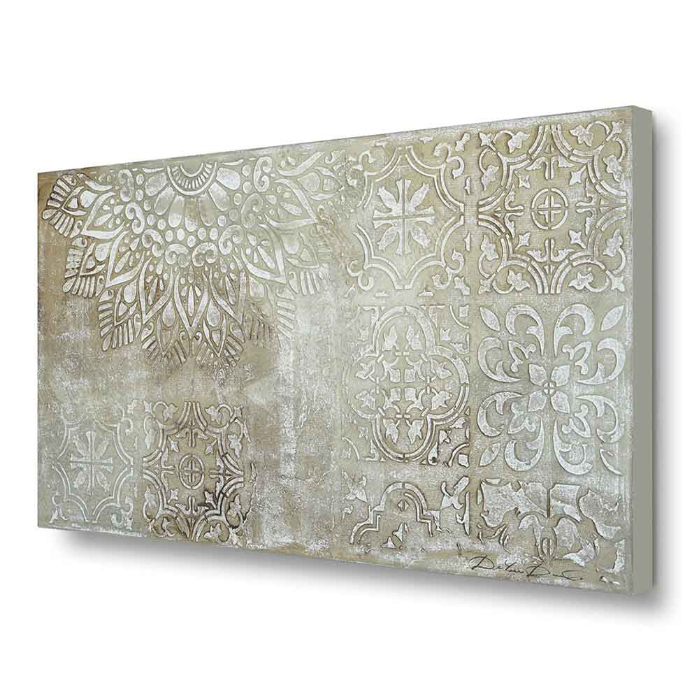 Quadro dipinto a mano con mandala marrone, visto lateralmente, mettendo in risalto le sfumature e i dettagli simmetrici del disegno decorativo.