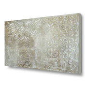 Quadro dipinto a mano con mandala marrone, visto lateralmente, mettendo in risalto le sfumature e i dettagli simmetrici del disegno decorativo.