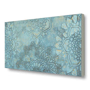 Quadro dipinto a mano con mandala turchese, catturato da una prospettiva laterale, evidenziando i dettagli raffinati e la profondità del design.