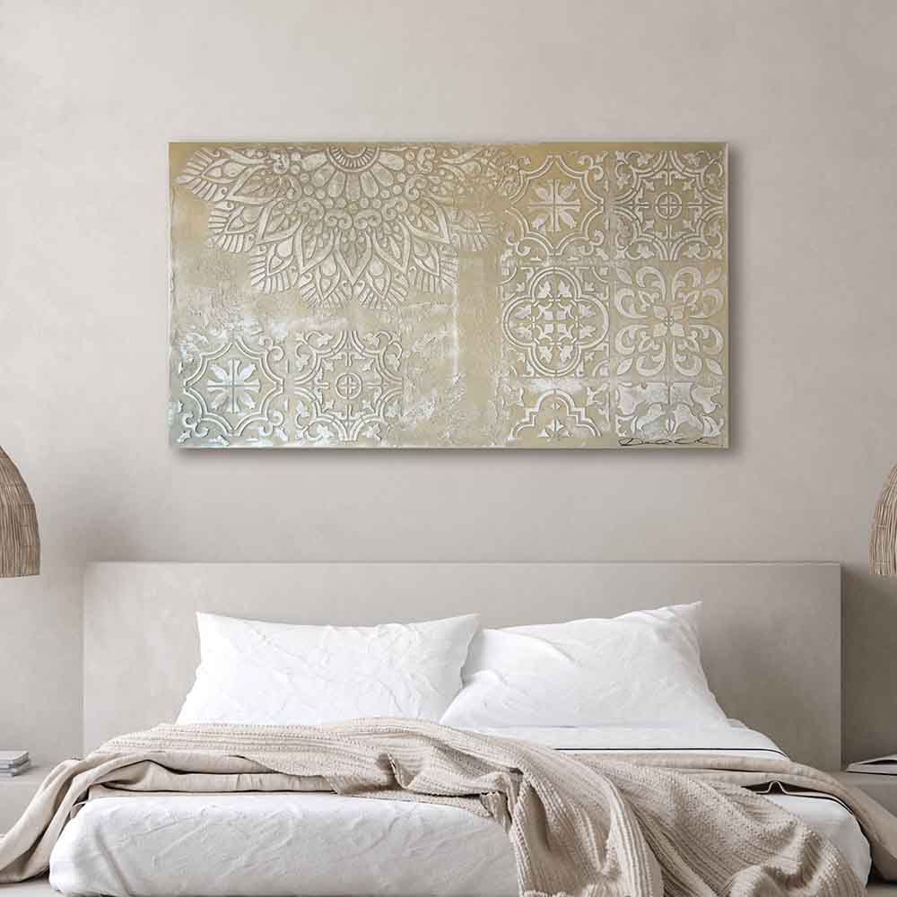 Quadro dipinto a mano con mandala bianco in composizione geometrica, ambientato in camera da letto. Stile elegante e armonioso.