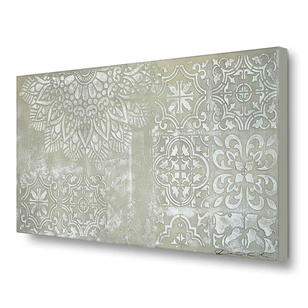 Quadro dipinto a mano con mandala bianco in composizione geometrica, visto di lato. Tratti dettagliati e raffinati su sfondo chiaro.