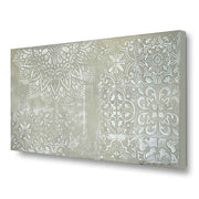 Quadro dipinto a mano con mandala bianco in composizione geometrica, visto di lato. Tratti dettagliati e raffinati su sfondo chiaro.