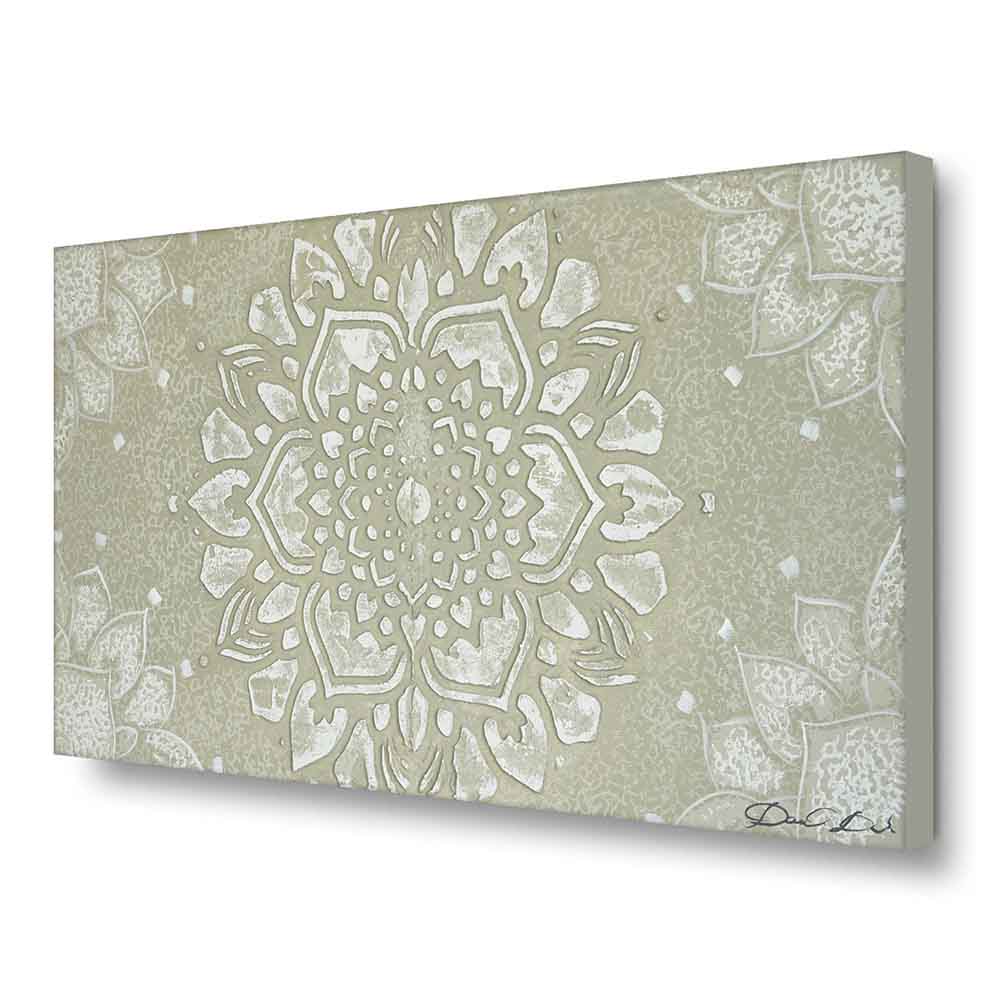 Quadro dipinto a mano con mandala bianco in stile tradizionale, vista laterale. Linee ornamentali raffinate su fondo neutro.