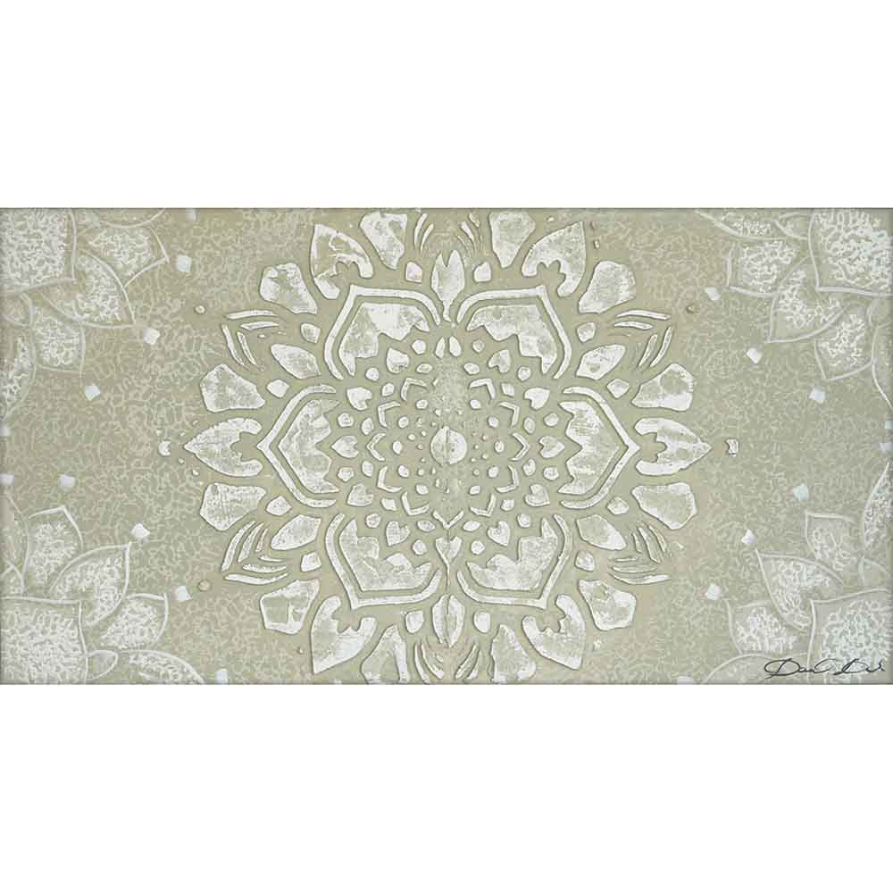 Quadro dipinto a mano con mandala bianco dettagliato, simbolo di equilibrio e armonia. Motivi circolari su fondo chiaro.