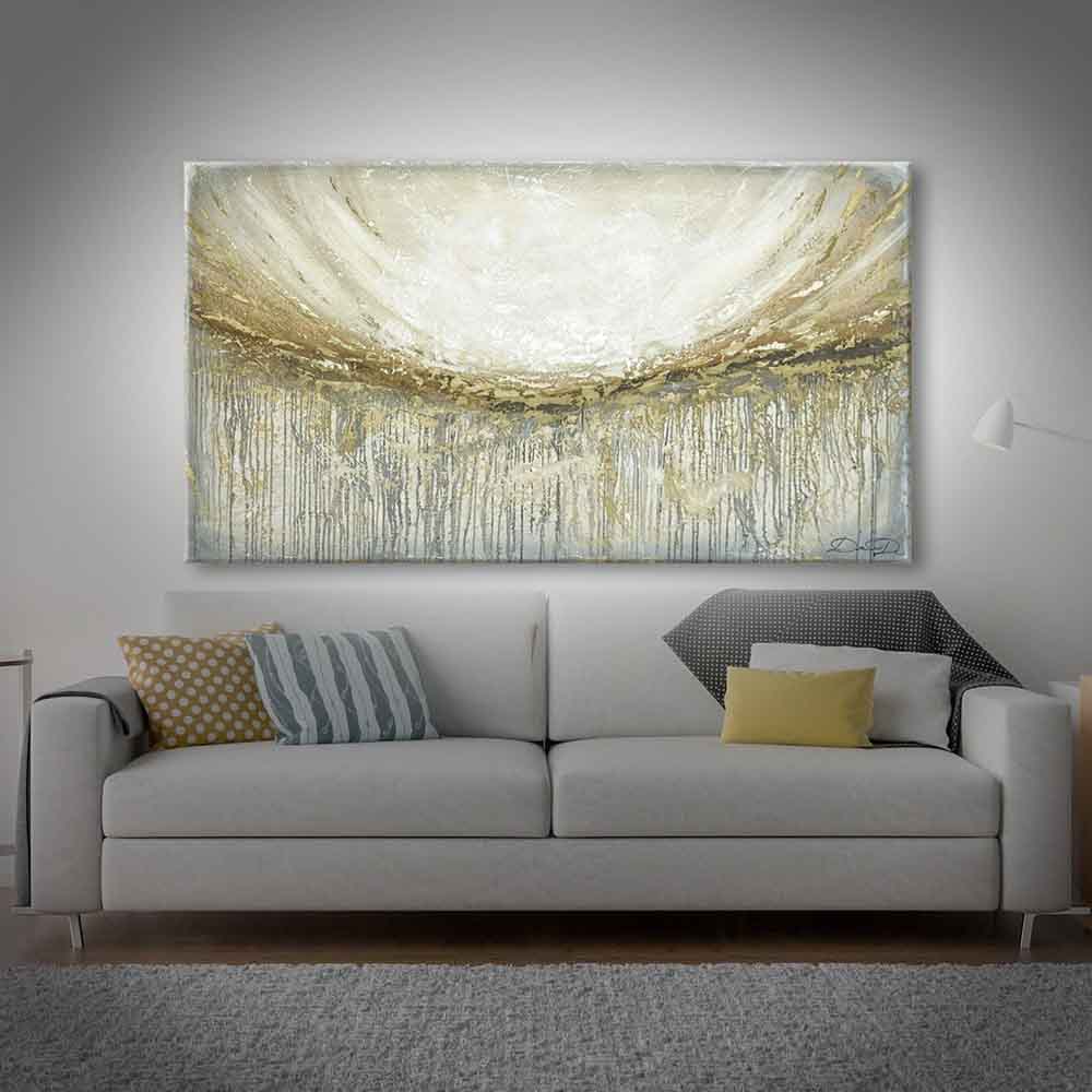 Quadro dipinto a mano con texture materica marrone, esposto in soggiorno. Tonalità calde e dettagli rilievo per un tocco moderno.